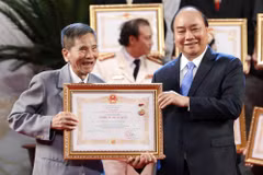Sau nhiều lần "lỡ hẹn," diễn viên Trần Hạnh đã chính thức được trao tặng danh hiệu nghệ sỹ nhân dân. (Ảnh: TTXVN)
