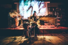 "Phù thủy" Trần Xuân Hòa định hình một lối đi riêng với bộ gõ. (Ảnh: Nghệ sỹ cung cấp)