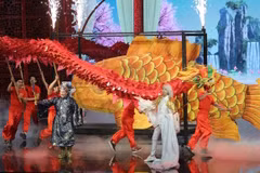 Táo Kinh tế (Quang Thắng) hóa ảo thuật gia, sử dụng những tiết mục ảo thuật đầy biến hóa để trình bày bản báo cáo. (Ảnh: VFC) 