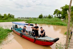 Đoàn làm phim khảo sát bối cảnh tại miền Tây sông nước. (Ảnh: Nghệ sỹ cung cấp)