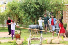 Người chơi sẽ vừa phải trả lời các câu hỏi kiến thức vừa phải tham gia các trò chơi vận động. (Ảnh: Nguyễn Việt)