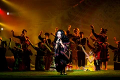 Thanh Lam thăng hoa trên sân khấu cùng 'Này chân đất ơi.' 