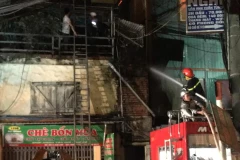 Lửa bốc lên rất dữ dội. (Ảnh: Sơn Bách/Vietnam+)