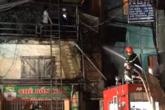 Lửa bốc lên rất dữ dội. (Ảnh: Sơn Bách/Vietnam+)