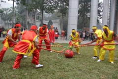 Trò chơi dân gian cầu móc của người dân Bắc Giang. (Ảnh: PV/Vietnam+)