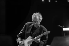 Âm nhạc của Bill Frisell cũng thể hiện mong muốn xóa đi những ranh giới giữa jazz và những dòng nhạc khác. (Ảnh: BTC)