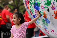 Mỗi một dấu tay được in lên quả cầu năng lượng là một lời hứa, một sự đảm bảo và tăng sự lan tỏa tới cộng đồng trong việc xác lập và tôn trọng quyền sở hữu trí tuệ. (Ảnh chỉ mang tính minh họa: Vietnam+)