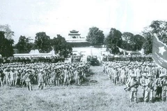 Lễ chào cờ chiều 10/10/1954 tại sân Đoan Môn (Hoàng thành Thăng Long) do Ủy ban Quân chính thành phố tổ chức.