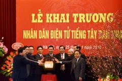 Các đại biểu ấn nút khai trương báo Nhân Dân điện tử tiếng Tây Ban Nha. (Ảnh: PV/Vietnam+)