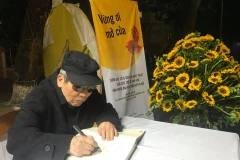 GS.NGND Hà Minh Đức tại đêm thơ nhạc Vừng ơi mở cửa của các cựu sinh viên khoa ngữ văn trường Đại học Tổng hợp (Khoa Văn học Đại học Khoa học Xã hội và Nhân văn, Đại học Quốc gia Hà Nội) tổ chức đầu tháng 12/2018