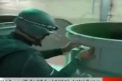 Thanh sát viên Tổ chức cấm vũ khí hóa học kiểm tra tại một địa điểm chứa vũ khí hóa học tại Syria ngày 19/10. Ảnh chụp qua truyền hình. (Nguồn: AFP/TTXVN)