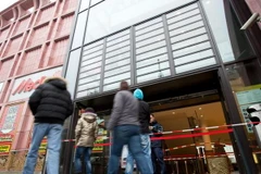 Khoắng 300 điện thoại di động chỉ trong vòng... 1 phút