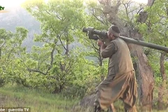 Khoảnh khắc chiến binh người Kurd bắn tên lửa nhằm vào chiếc trực thăng của Thổ Nhĩ Kỳ (Nguồn: Daily Star)