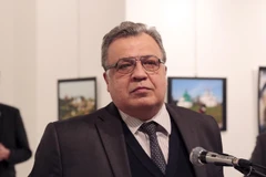 Trong một bức ảnh của Burhan Ozbilici, tay súng đứng ngay sau Đại sứ Nga Andrei Karlov. (Nguồn: AP) 