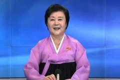 Bà Ri Chun-hee xuất hiện trong bộ trang phục truyền thống Triều Tiên với hai màu hồng và đen. (Nguồn: SCMP)