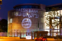 Hình ảnh lá cờ đen của IS được chiếu lên tòa đại sứ quán Saudi Arabia tại Berlin (Nguồn: RT)