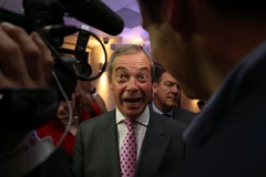 Ông Farage vui vẻ khi tuyên bố chiến thắng trong cuộc bỏ phiếu về Brexit (Nguồn: Mirror)