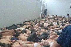 Những người lính bị lột quần áo và ép nằm dưới đất sau khi đã đầu hàng. (Nguồn: Daily Mail)