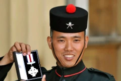 Pun tại lễ trao tặng huân chương vì thành tích chiến đấu xuất sắc của anh (Nguồn: Business Insider) 