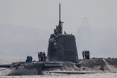 Tàu HMS Ambush đã bị hư hại sau cú va chạm với tàu hàng (Nguồn: Daily Mail)