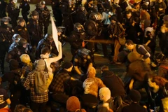 Cảnh sát dùng hơi cay giải tán người biểu tình phản đối Tổng thống đắc cử Donald Trump ở Portland. (Nguồn: Mirror)