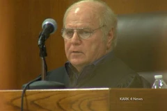 Quan tòa Joe Boeckmann mới đâm đơn từ chức vì hành vi lưu giữ ảnh khỏa thân của các bị cáo (Nguồn: NBC)