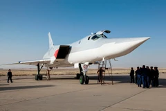 Máy bay ném bom tầm xa Tu-22M3 của Nga trên đường băng ở Iran trong ngày 15/8. (Nguồn New York Times)