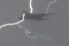 Cơn bão đã gây sét đánh trúng 3 chiếc máy bay ở London (Nguồn: ABC)