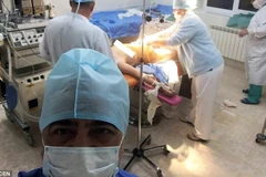 Bức ảnh "tự sướng" gây tranh cãi của bác sĩ Sochirca (Nguồn: Daily Mail)