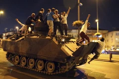 Người biểu tình ủng hộ chính quyền ở trên một xe bọc thép của phe đảo chính (Nguồn: Chicago Tribune)