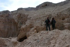 Các chiến binh thuộc phe Quân đội Dân chủ Syria chống IS đứng tại di chỉ Tal Ajaja trong tháng 8 này. (Nguồn: RT)