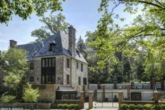 Đây là một dinh thự rất lớn, gồm sân trước và sân sau có rào chắn (Nguồn: New York Daily News)