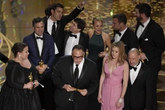 Đại diện đoàn làm phim "Spotlight" lên nhận giải Oscar (Nguồn: NPR)