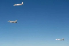 Máy bay Typhoon của Anh (rìa trái) bay gần đội máy bay Nga (Nguồn: The Sun)