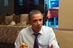 Ông Obama dùng bữa trong một cửa hàng bán đồ ăn nhanh (Nguồn: Tumblr)