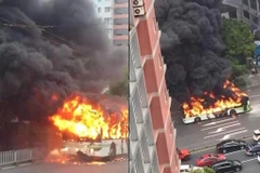 Hình ảnh chiếc xe buýt bốc cháy trên đường phố Thượng Hải (Nguồn: Shanghaiist)