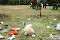 Mạng Weibo ở Trung Quốc đang xôn xao trước hàng chục bức ảnh cho thấy nhiều hành vi kém văn minh của du khách, như xả rác khắp nơi. (Nguồn: Shanghaiist)