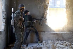 Phiến quân nổ súng vào quân chính quyền Syria ở Aleppo. (Nguồn: Telegraph)