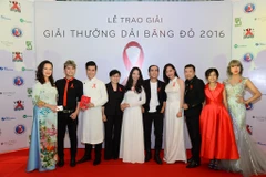 Chị Đào Phương Thanh (rìa trái) người đoạt giải Thành Đạt, đạo diễn, diễn viên Hồng Ánh và các đại biểu dự lễ trao giải Dải băng đỏ.