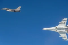 Máy bay Su-27 của Nga đảo hướng khi bay cạnh máy bay F-16 của Bỉ (Nguồn: CNN)