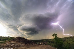 Để thực hiện bộ ảnh này, anh đã có 5 tuần theo dấu các cơn bão dọc theo Hành lang bão tố nằm ở vùng Trung Tây Mỹ (Nguồn: Daily Mail)