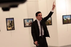 Bức ảnh của hãng tin AP đã được lan truyền trên mạng xã hội và được nhiều tờ báo sử dụng lại. (Nguồn: CNN) 