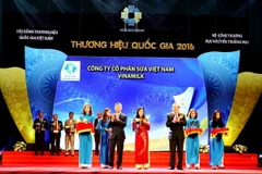 Phó Thủ tướng Trương Hòa Bình trao biểu trưng đạt Thương hiệu Quốc gia năm 2016 cho đại diện Vinamilk 