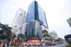 Trung tâm thương mại Vincom là điểm mua sắm yêu thích của nhiều người dân.