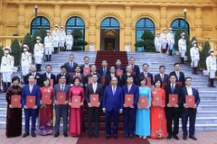 Chủ tịch nước Nguyễn Xuân Phúc với các đại sứ, trưởng cơ quan đại diện Việt Nam tại nước ngoài mới được phong hàm. (Ảnh: Thống Nhất/TTXVN)