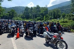 Để đảm bảo an toàn, các đoàn xe mô tô được tập trung và có Cảnh sát giao thông dẫn đoàn khi đi qua đèo Hải Vân. (Ảnh: Quốc Dũng/TTXVN)