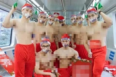 ​Hà Nội: Xử lý nhóm thanh niên quảng cáo phản cảm trên tàu điện
