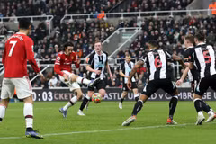 Edinson Cavani ghi bàn giúp M.U nhọc nhằn cầm hòa Newcastle