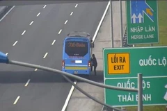 Phạt nặng người điều khiển xe ôtô đón trả khách trên đường cao tốc