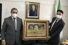 Đại sứ Nguyễn Thành Vinh làm việc cùng Tỉnh trưởng tỉnh Constantine Messaoud Djari (trái). (Ảnh: TTXVN phát)